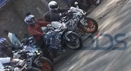 KTM RC 390, RC 200 and Bajaj Pulsar SS200 spied on test in Pune KTM RC 390, RC 200 and Bajaj Pulsar SS200 spied on test in Pune