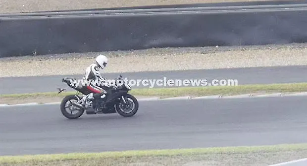 New Yamaha YZF-R1 spied testing in Australia New Yamaha YZF-R1 spied testing in Australia