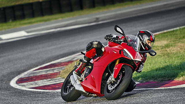 Ducati SuperSport Right Front Three Quarter