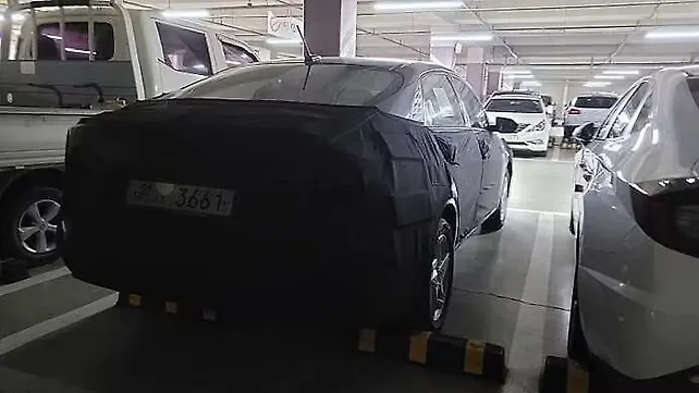 Hyundai Verna правая задняя три четверти Hyundai Verna правая задняя три четверти