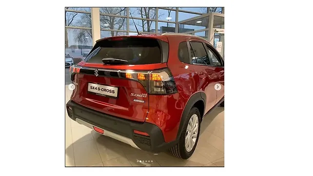 Maruti Suzuki S-Cross правый задний на три четверти Maruti Suzuki S-Cross правый задний на три четверти