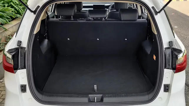 Toyota Innova Crysta Open Boot/Trunk Toyota Innova Crysta Open Boot/Trunk
