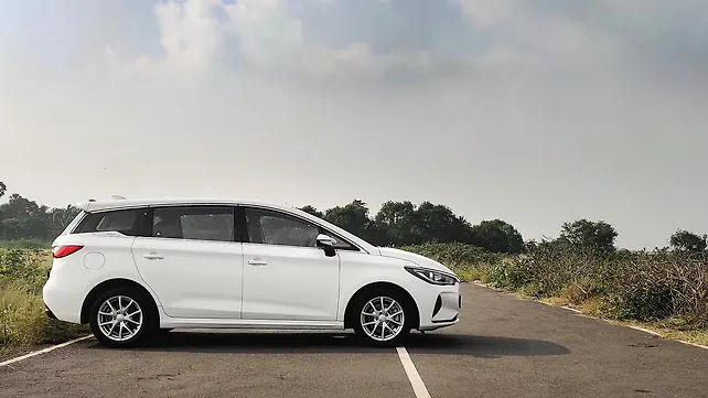 Toyota Innova Crysta Right Side View