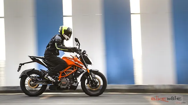 KTM 125 Duke action