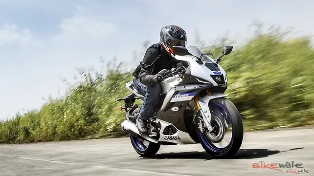 Yamaha YZF R15 V4 action