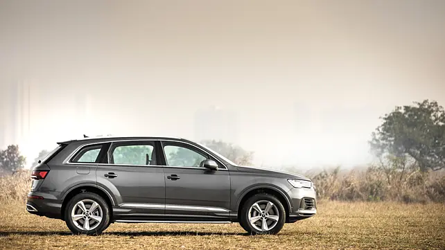 Audi Q7 Facelift Right Side View Audi Q7 Facelift Right Side View