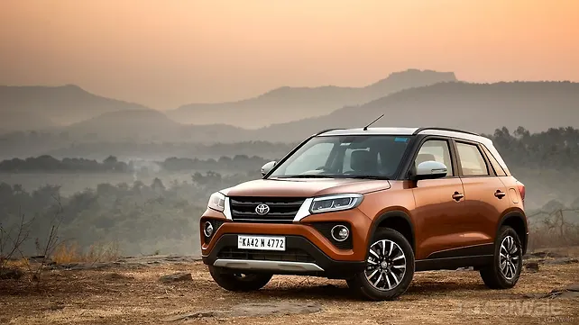 Toyota Urban Cruiser левый передний три четверти Toyota Urban Cruiser левый передний три четверти