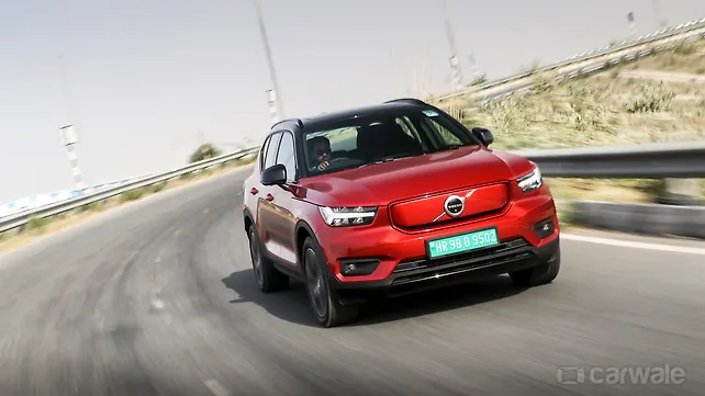 Recharge Volvo XC40 Right Ahead Three quarters Right front three quarters
