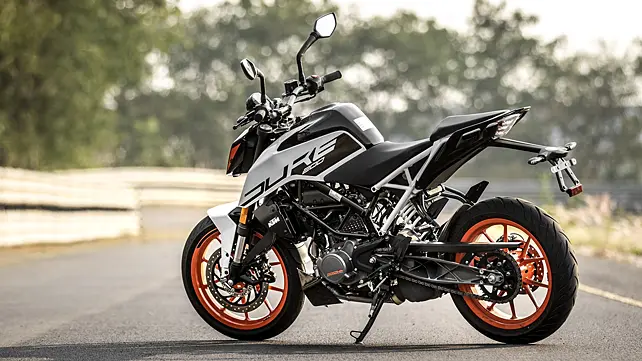 Vista lateral izquierda de la KTM 200 Duke Vista lateral izquierda de la KTM 200 Duke