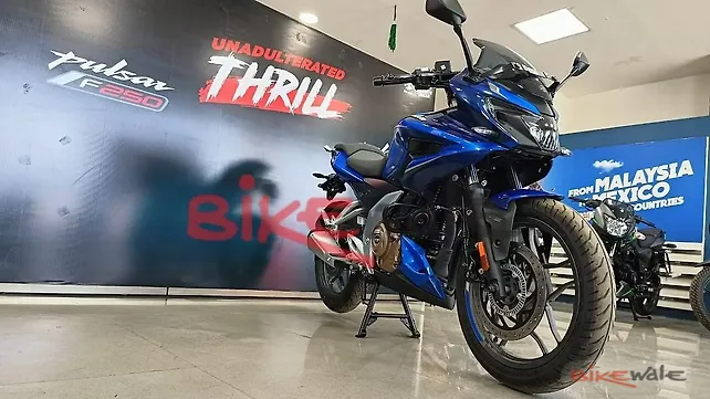 Bajaj Pulsar F250 Right Front Three Quarter