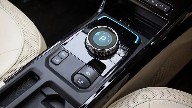 Центральная консоль Tata Nexon EV Max / Хранилище центральной консоли Центральная консоль/Хранилище центральной консоли