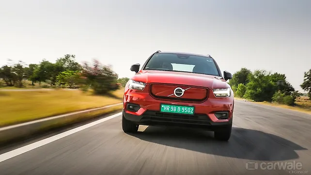 Volvo XC40 подзарядка, вид спереди Volvo XC40 подзарядка, вид спереди