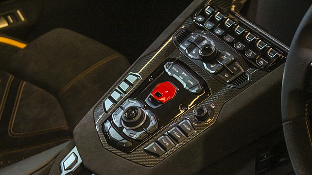 Центральная консоль Lamborghini / Хранение в центральной консоли