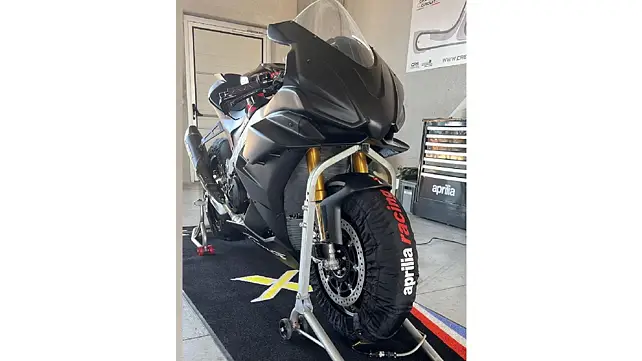 Aprilia RSV4 1100 Factory Front View Aprilia RSV4 1100 Factory Front View