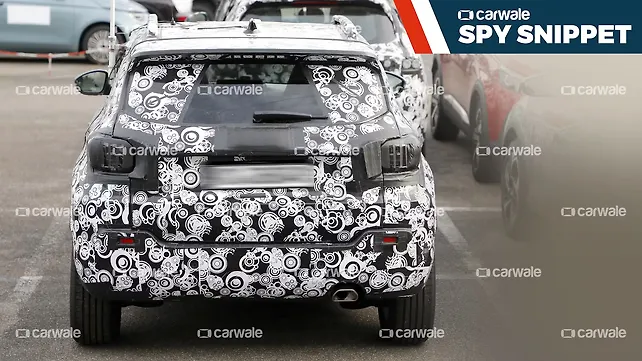 Компактный внедорожник Jeep, вид сзади Компактный внедорожник Jeep, вид сзади