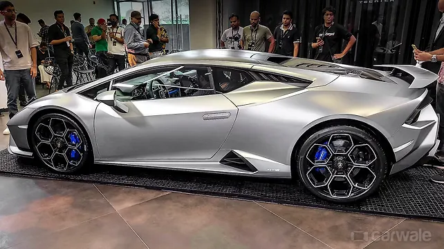 Lamborghini, вид слева Lamborghini, вид слева