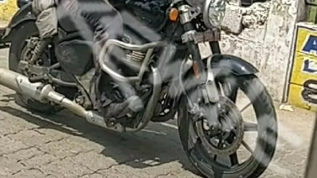 Royal Enfield Super Meteor 650 Right Side View Royal Enfield Super Meteor 650 Right Side View