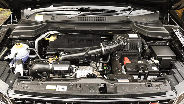 Mahindra XUV300 Turbo Sportz Engine Shot