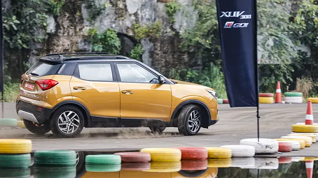 Mahindra XUV300 Turbo Sportz Right Side View Mahindra XUV300 Turbo Sportz Right Side View
