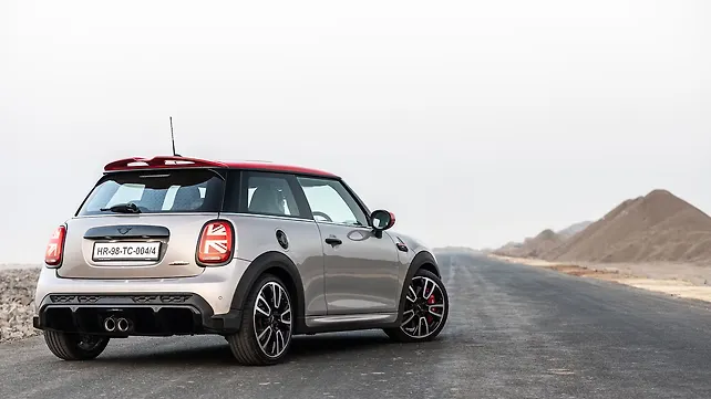 MINI Cooper JCW Задний правый три четверти MINI Cooper JCW Задний правый три четверти