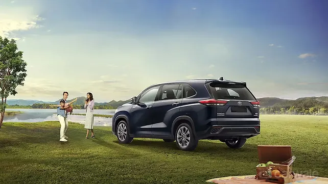 Toyota Innova Hycross Левая задняя три четверти Toyota Innova Hycross Левая задняя три четверти