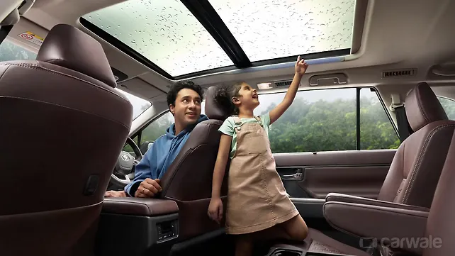 Сиденья второго ряда Toyota Innova Hycross Сиденья второго ряда Toyota Innova Hycross
