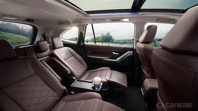 Сиденья второго ряда Toyota Innova Hycross Сиденья второго ряда Toyota Innova Hycross
