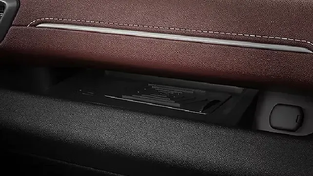 Toyota Innova Hycross USB-порт/AUX/розетка питания/беспроводная зарядка Toyota Innova Hycross USB-порт/AUX/розетка питания/беспроводная зарядка