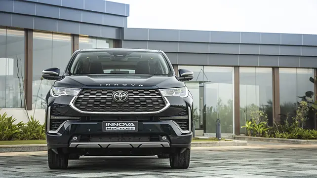 Toyota Innova Hycross Front View