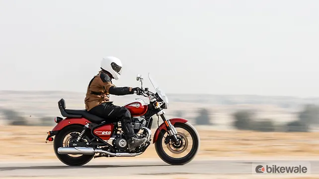 Royal Enfield Super Meteor 650 Right Side View