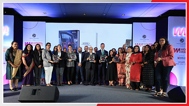 Women leaders with the coffee table book, and guest of honours Sunjay Kapur, President, ACMA; Vinod Aggarwal, President, SIAM; and Deepangshu Dev Sarmah, Founding Editor, Mobility Outlook, at the finale of Women in Mobility 2.0.