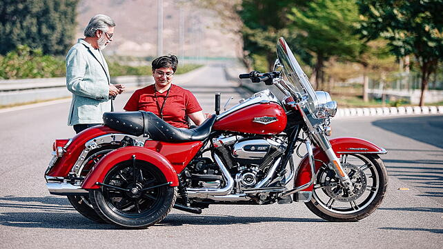 Dr Pawan Munjal gifting Chitra Zutshi with a customised Harley Davidson