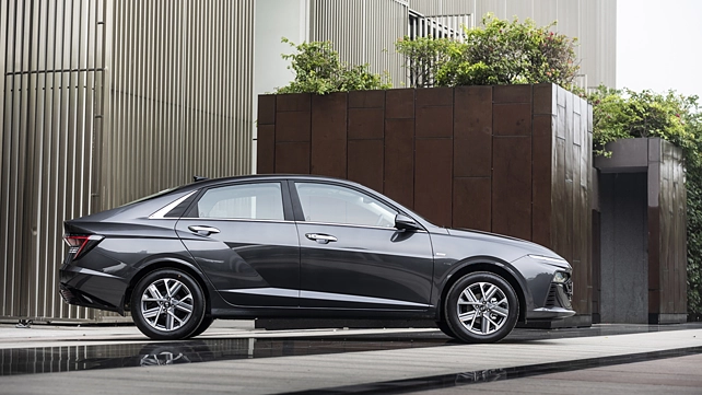 Hyundai Verna Right Side View