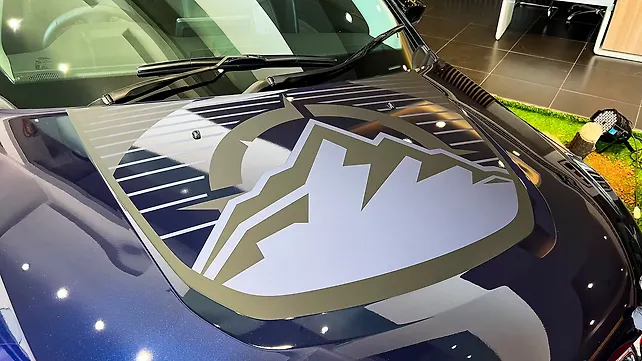 Jeep Meridian Closed Hood/Bonnet Jeep Meridian Closed Hood/Bonnet