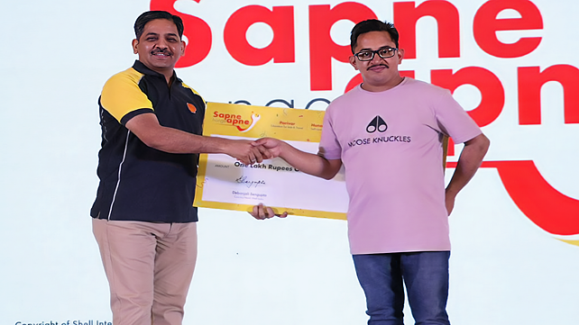 Felicitation of the winning mechanic Nitin Sood from Dharamshala by Praveen Nagpal, Chief Technology Officer, Shell Lubricants India