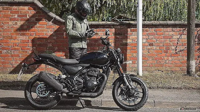 Triumph Street Scrambler 400 Right Side View Triumph Street Scrambler 400 Right Side View