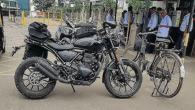 Triumph Street Scrambler 400 Right Side View Triumph Street Scrambler 400 Right Side View