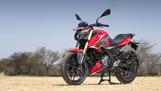 Bajaj Pulsar N250 Left Front Three Quarter