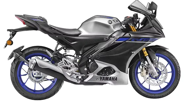 Lay cam hung tu R1M Yamaha R15M 2025 voi hoa tiet carbon co lam AE phan khich - 3