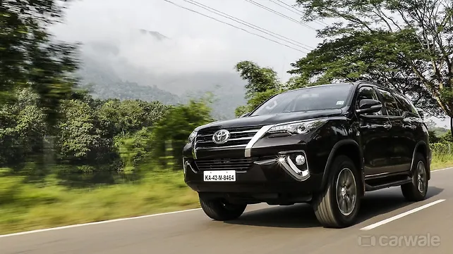 Toyota Fortuner Front three-quarter 