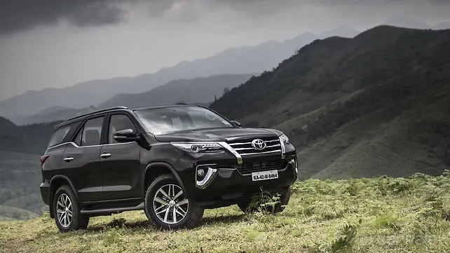 Toyota Fortuner Front three-quarter 