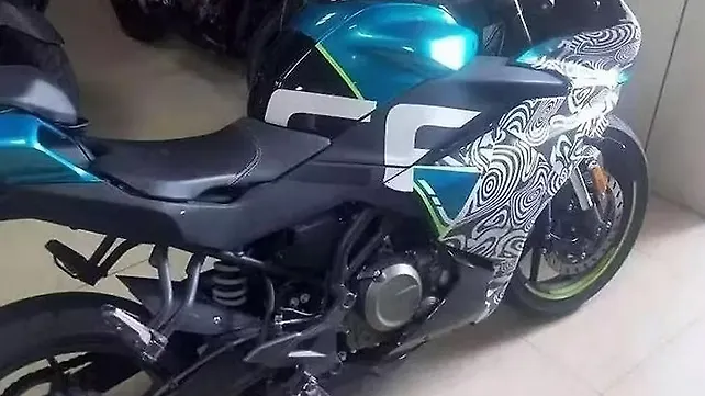 TVS Apache RR310 CFMoto 300SR TVS Apache RR310 CFMoto 300SR