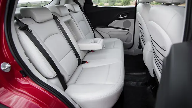 Mahindra XUV300 Пространство заднего сиденья Пространство заднего сиденья