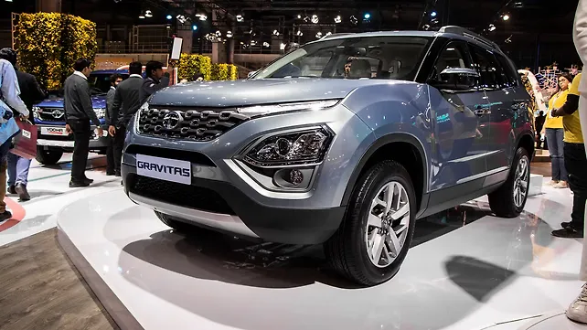MG Hector Plus Front Left Three-Quarter