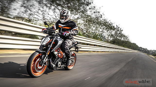 KTM 390 Duke Action