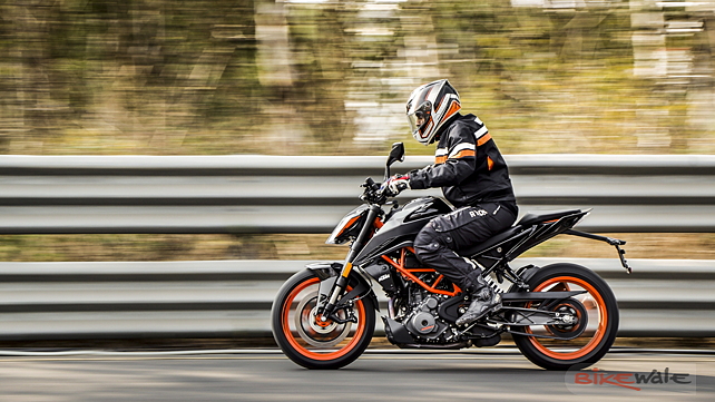 KTM 390 Duke Action