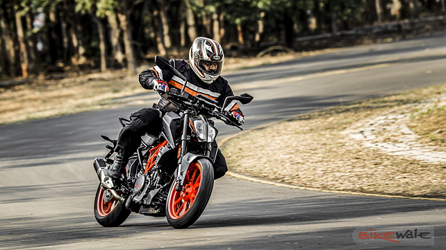 KTM 390 Duke Action