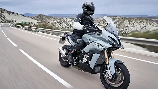 BMW S 1000 XR Action