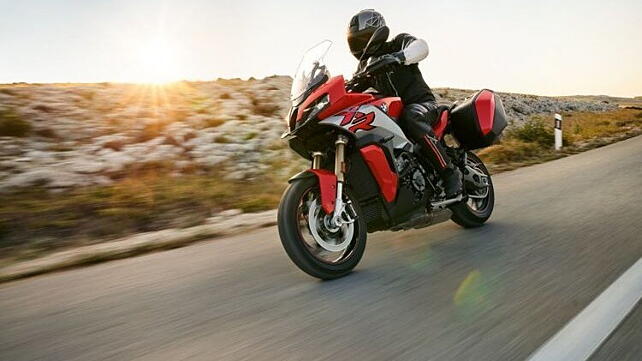 BMW S1000XR [2020] Action
