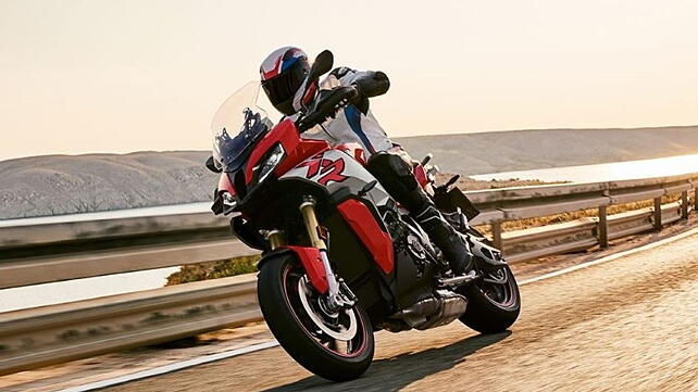 BMW S 1000 XR Action